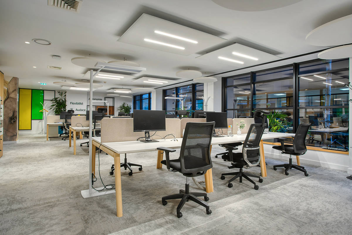 Open space en cours d'aménagement avec mobilier de bureau