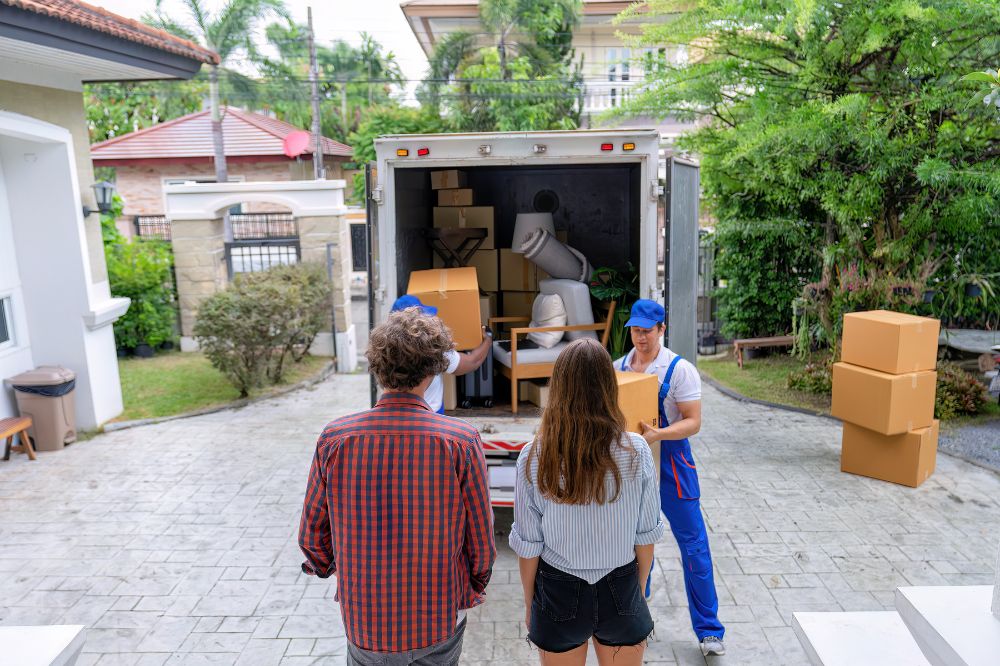 Couple devant un camion de déménagement