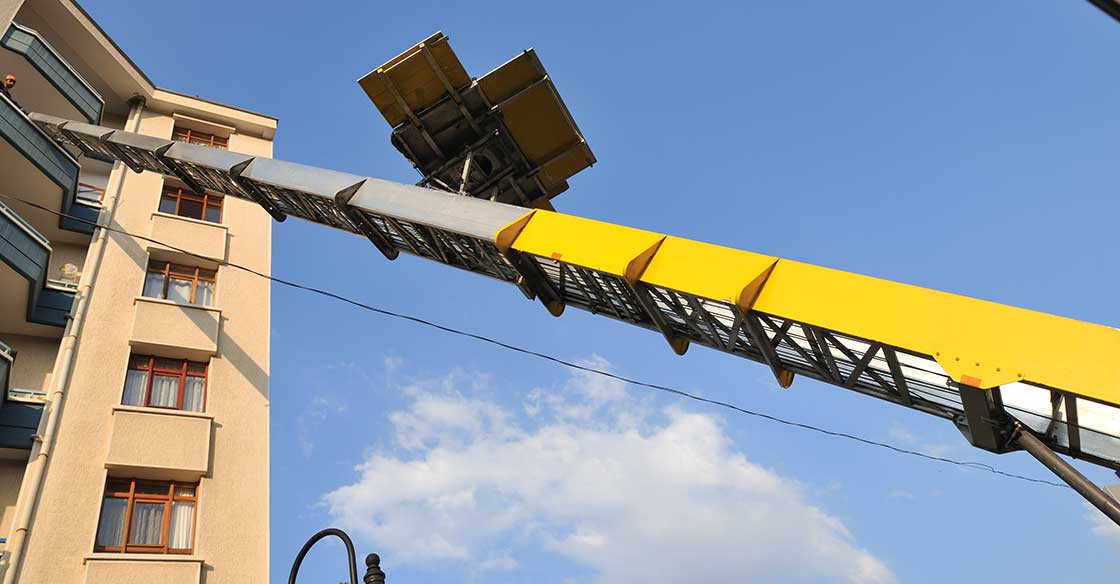 Monte-meubles déployé en façade d'immeuble lors d'une intervention DJK