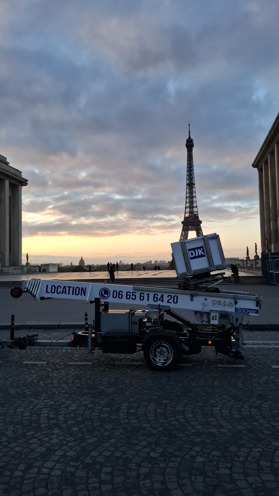 Technicien DJK aux commandes d'un monte-meubles en intervention