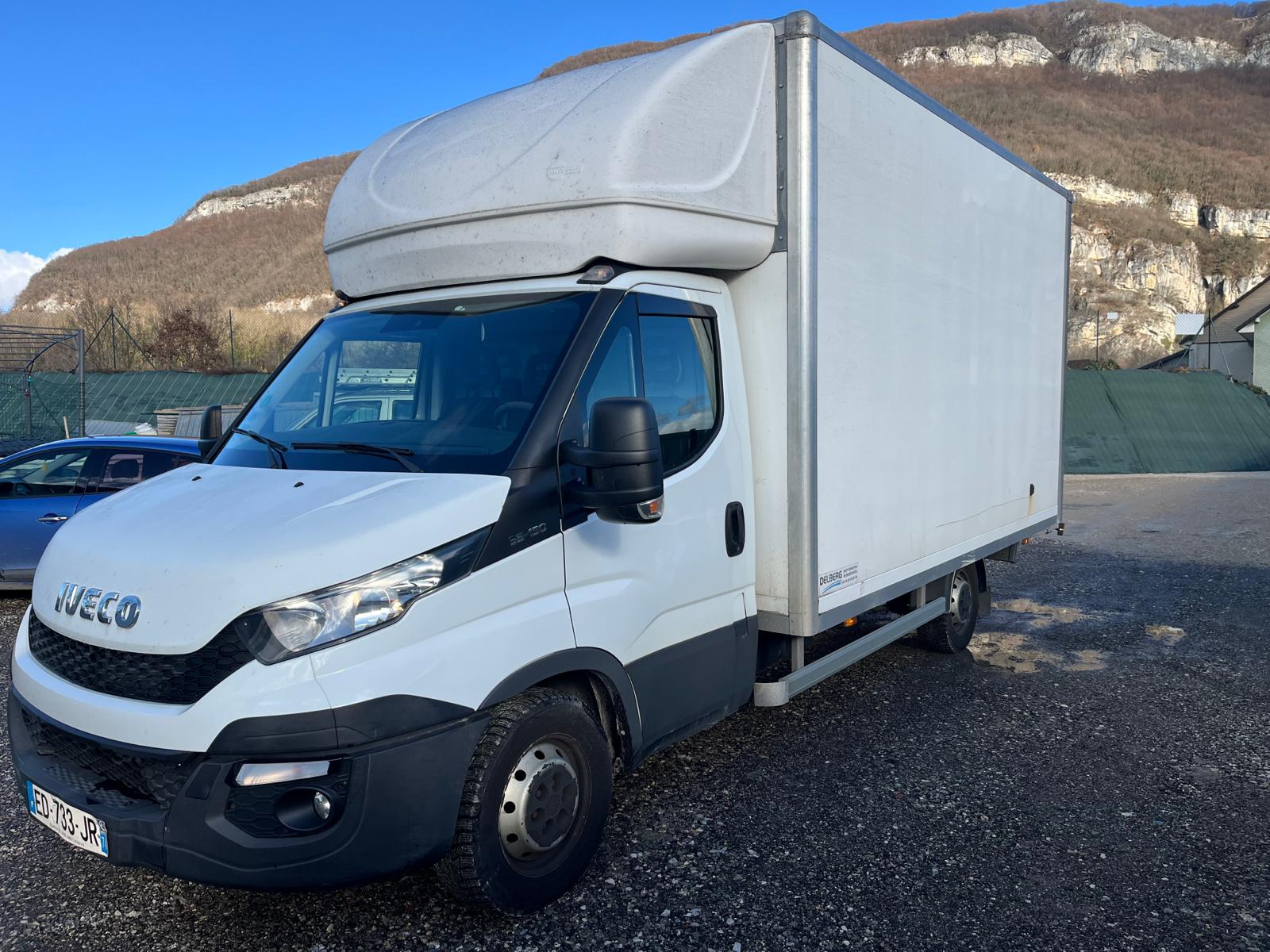 Camion de déménagement chargé prêt pour un trajet longue distance